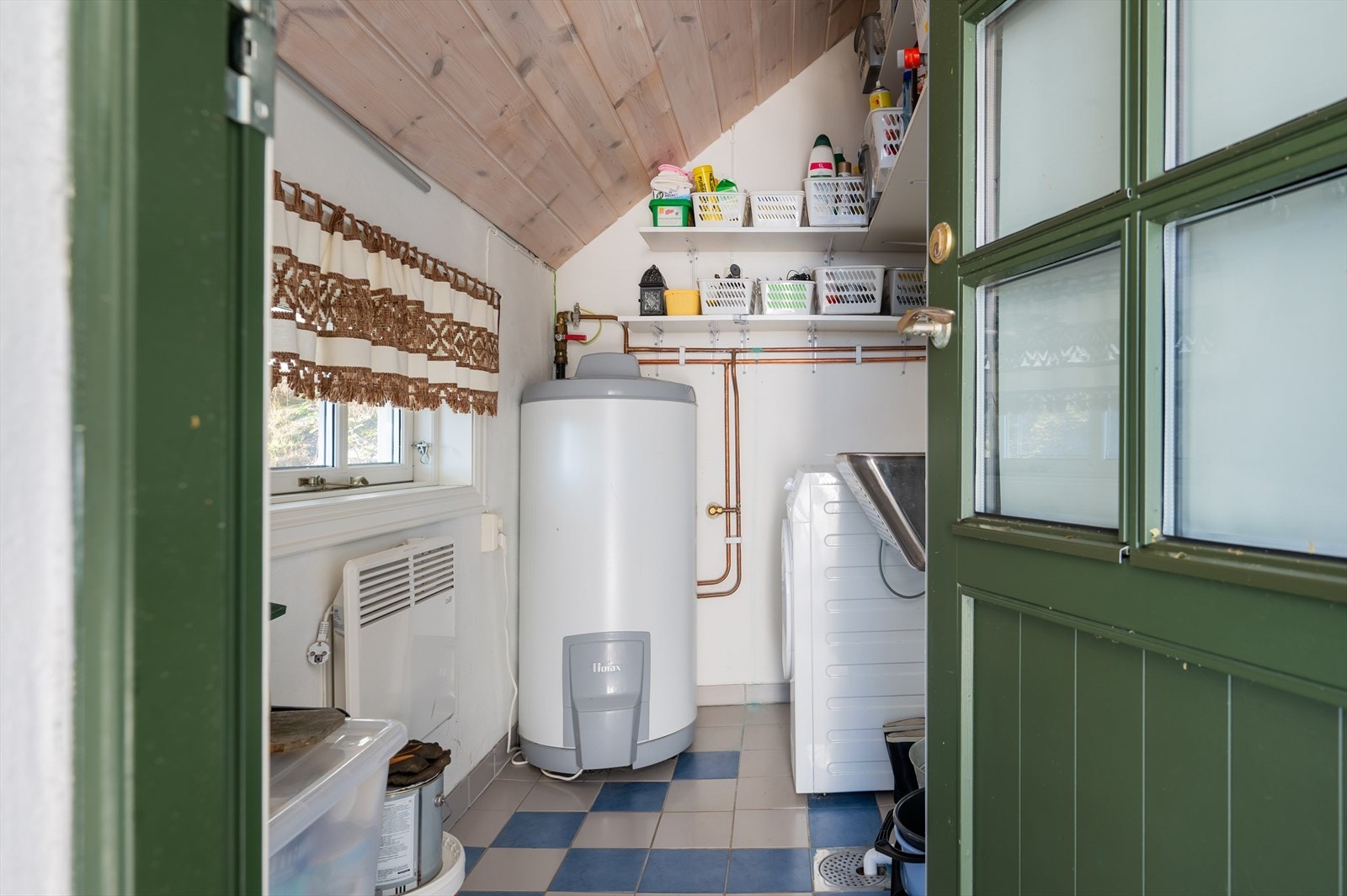 Her har du god plass til diverse oppbevaring og vaskerom. Galleribilde