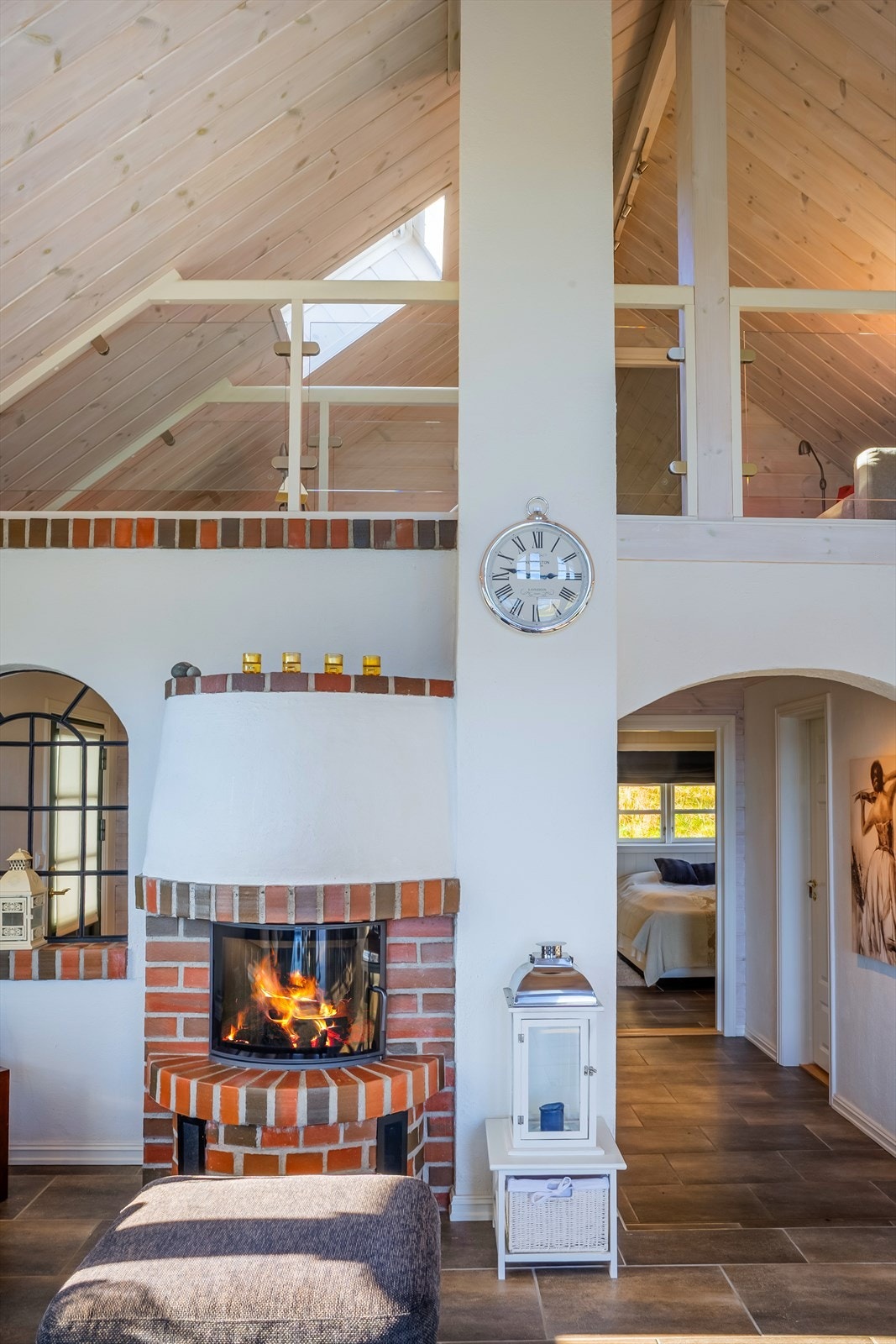 I stuen har du også en flott peis som varmer opp på kalde kvelder. Galleribilde