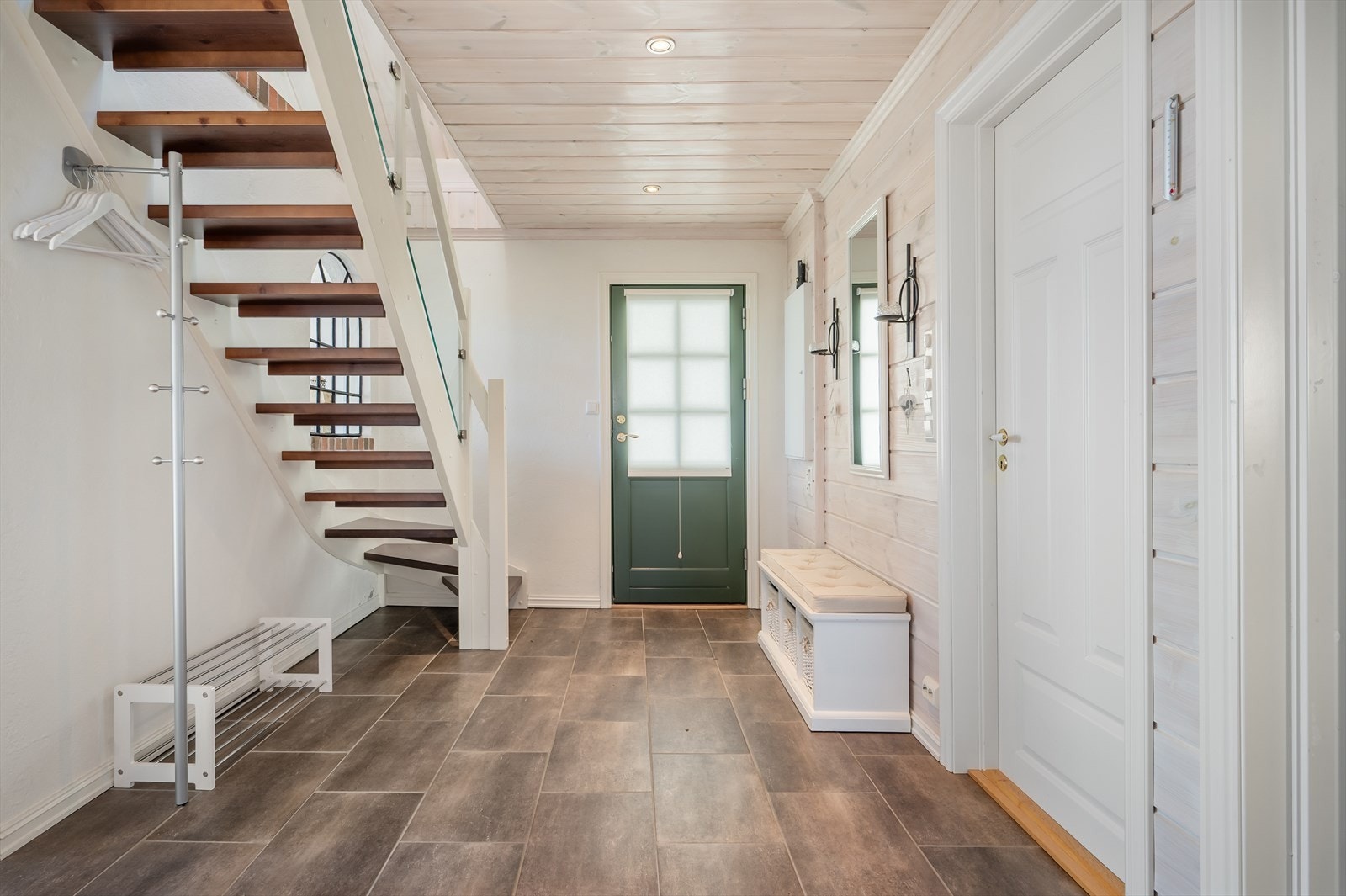 Gangen er stor og har god plass til ønsket møblement. Galleribilde