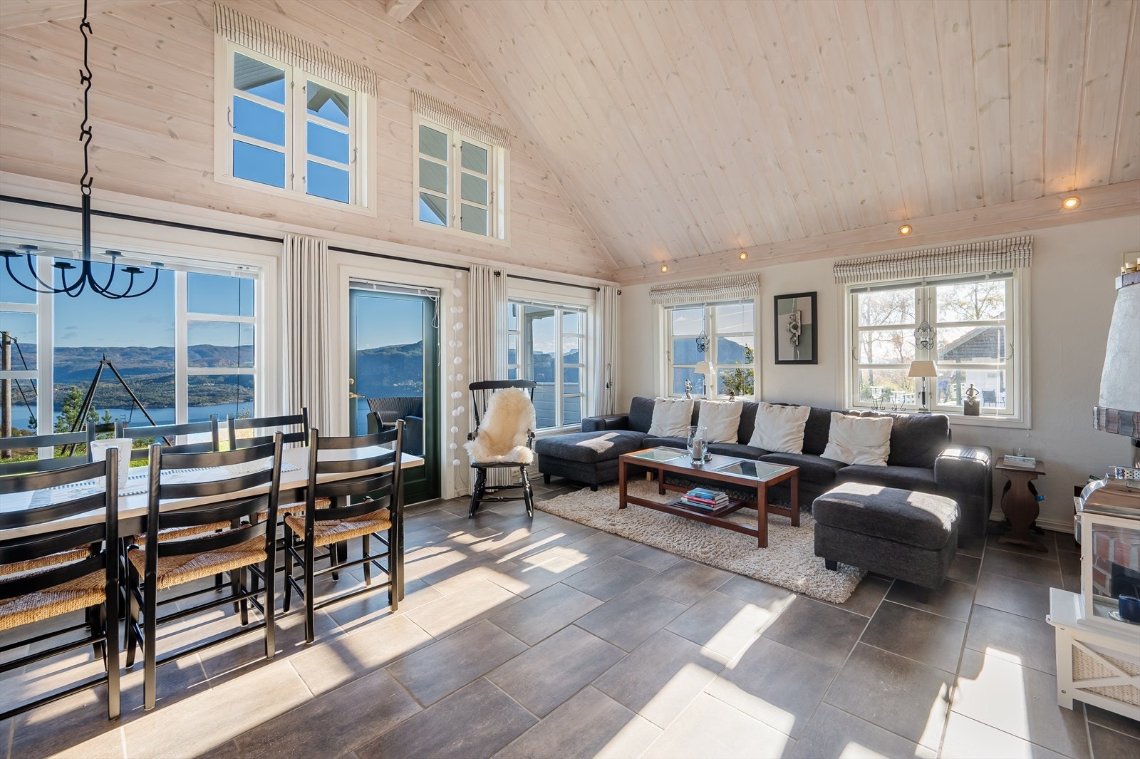 Stue av åpen løsning og har plass til både stor sofagruppe og et spisebord. Galleribilde