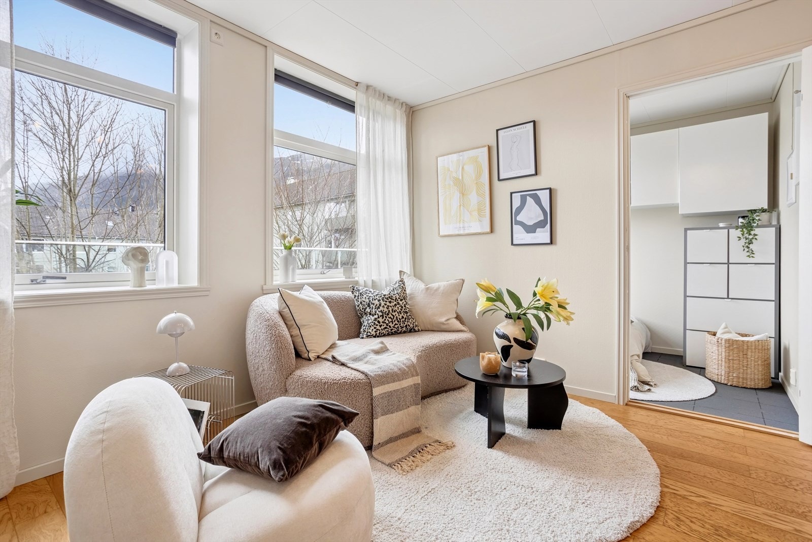 Stuen har mye naturlig lys fra de store vinduene. Galleribilde