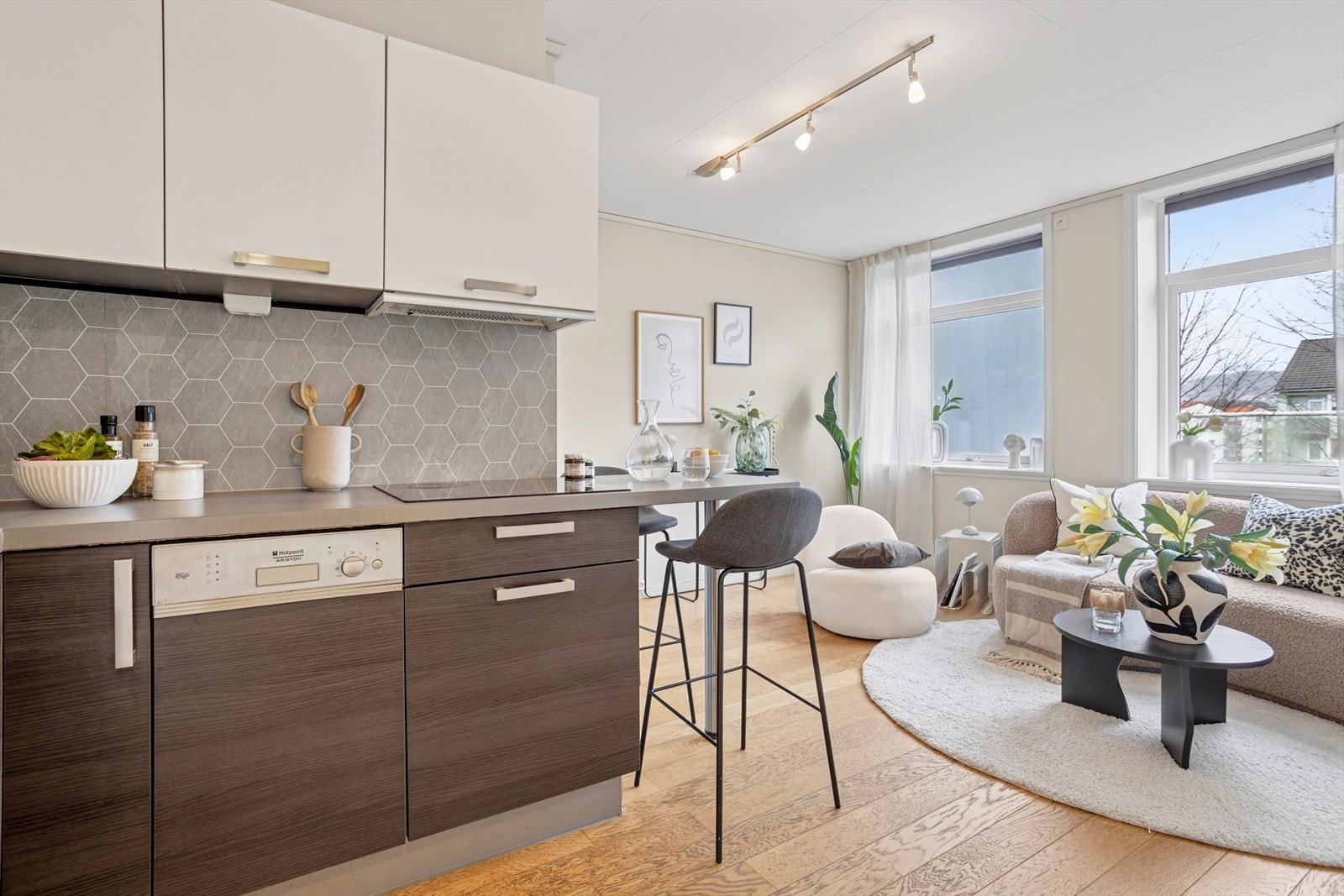 Store vindusflater gir mye naturlig dagslys og en herlig romfølelse! Galleribilde