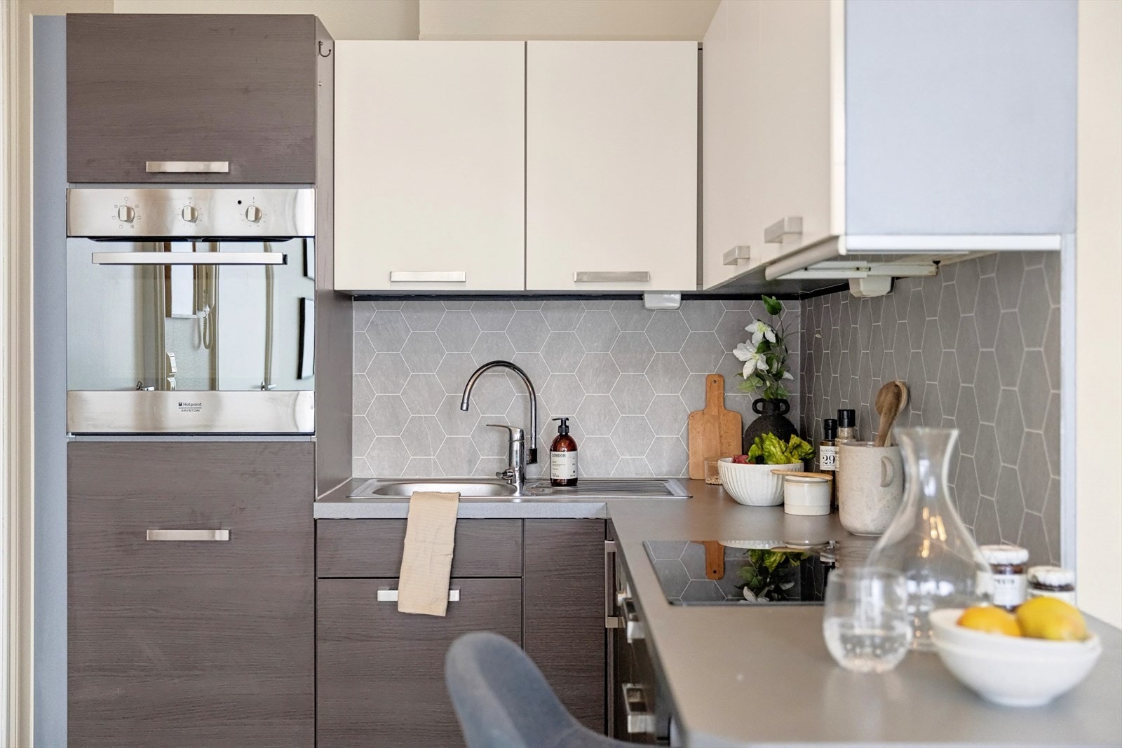 Kjøkkenet har et tidløst design med hvite og svarte fronter. Galleribilde