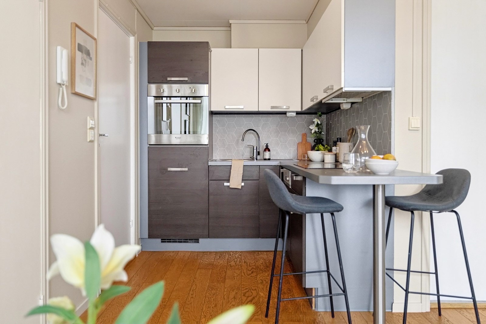 Laminat benkeplate med stål vaskebeslag, integrerte hvitevarer og massevis av skap plass. Galleribilde