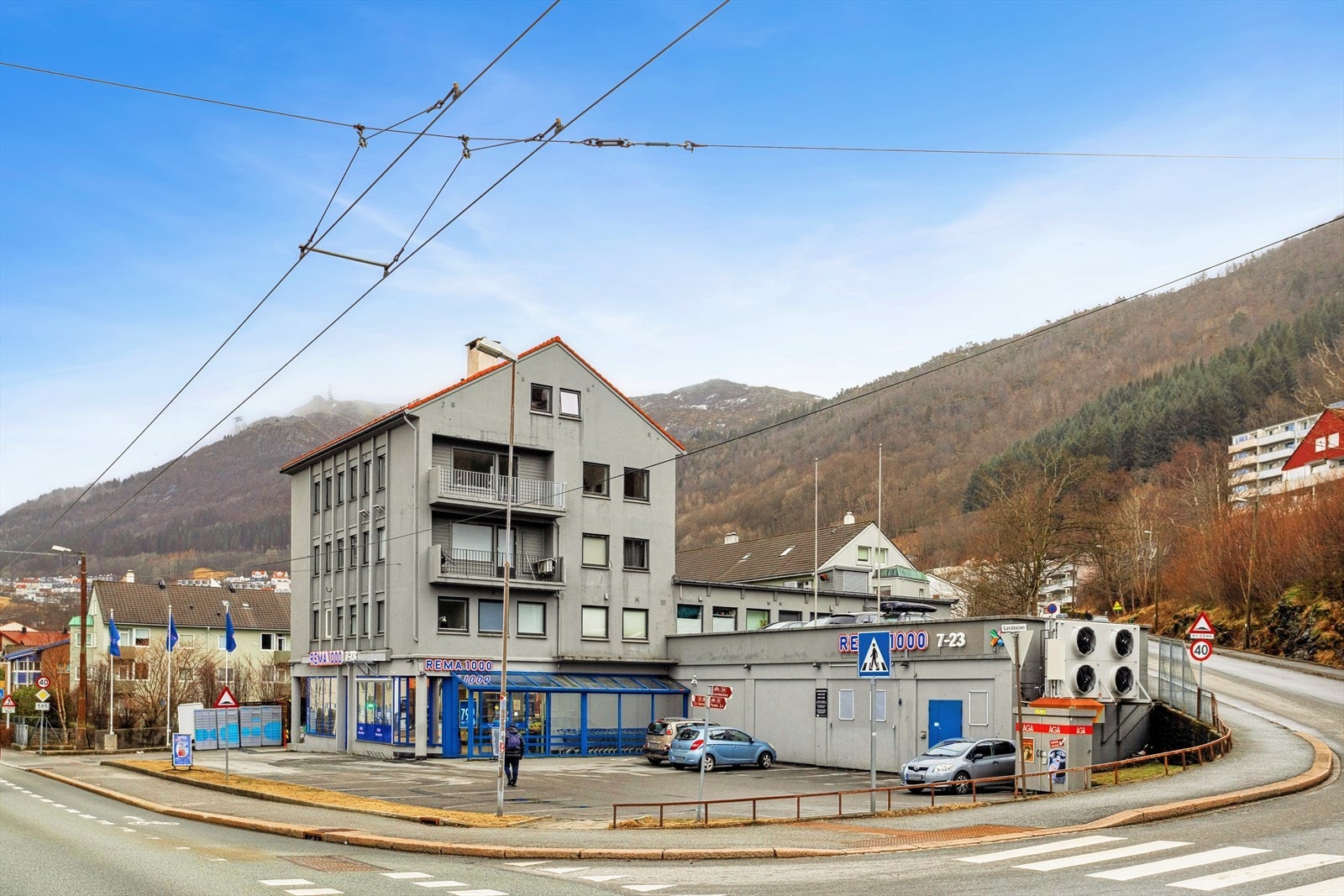 Her får du alt du trenger - rett utenfor døren! Med Rema 1000 i første etasje og busstopp kun et øyekast unna, bor du både praktisk og komfortabelt. Perfekt for en smidig hverdag. Galleribilde