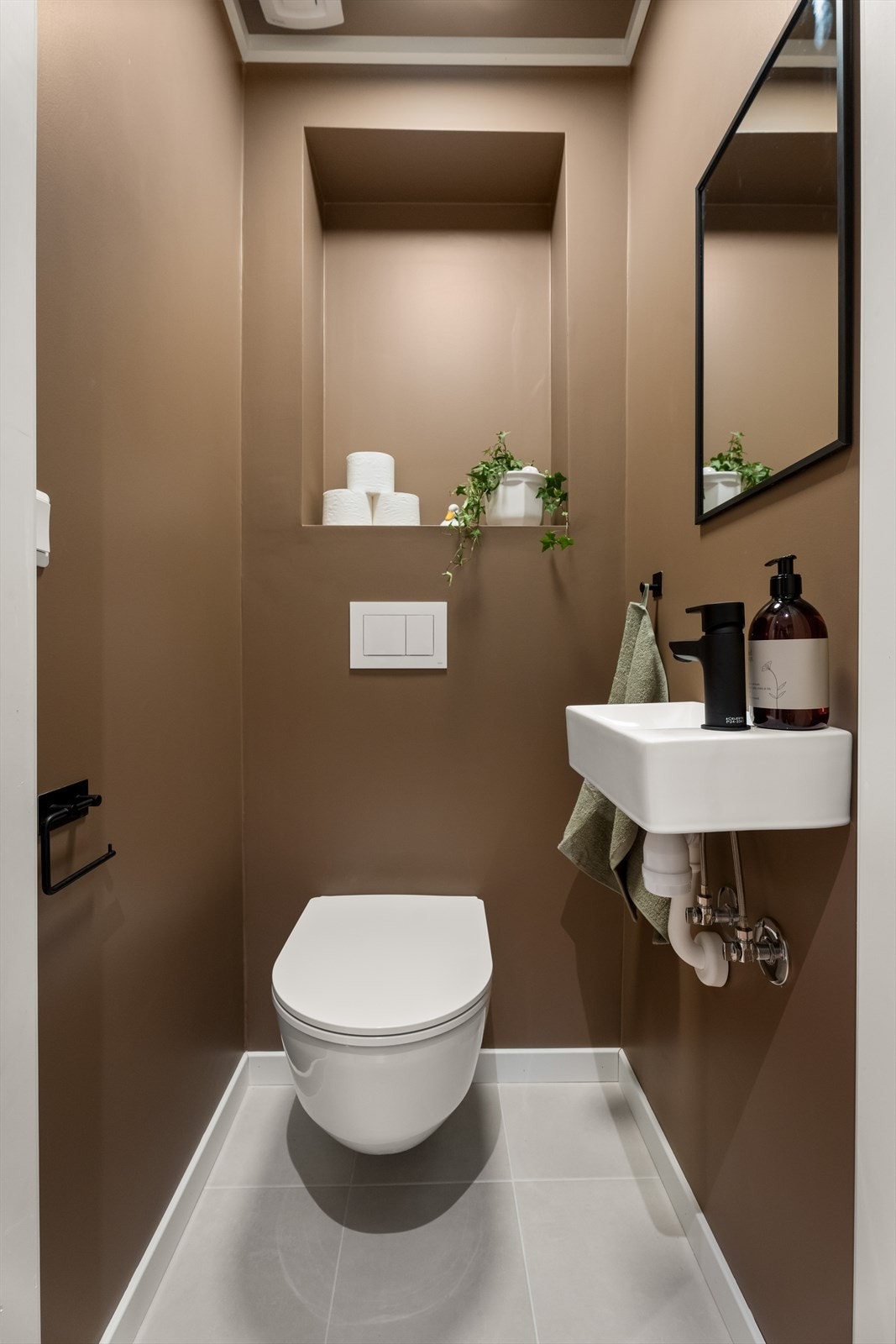 Nytt toalettrom med vegghengt toalett og vask. Galleribilde