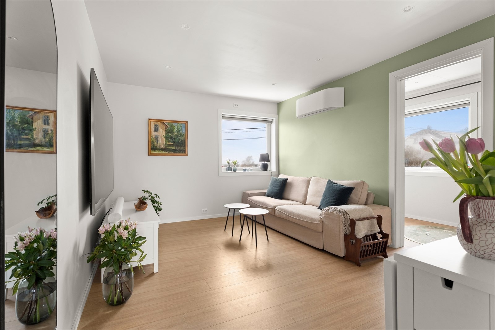 Leiligheten har en velutnyttet planløsning og er totaloppusset med nye overfalter i delikate fargevalg, nytt elektrisk anlegg, nytt kjøkken og nye møbler på badet. Galleribilde