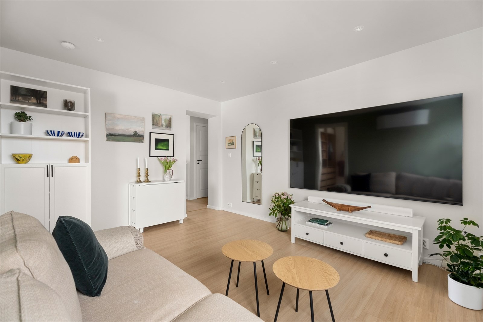 Leiligheten fremstår velholdt og innvendige overflater er oppusset i senere år. Galleribilde