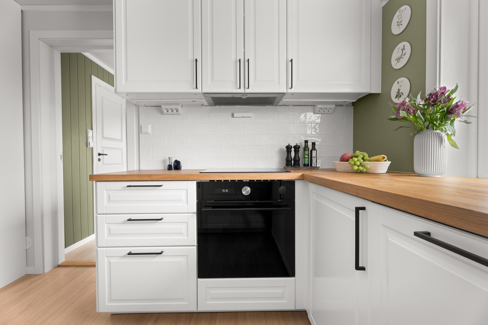 Praktisk kjøkken med god skap- og benkeplass. Galleribilde