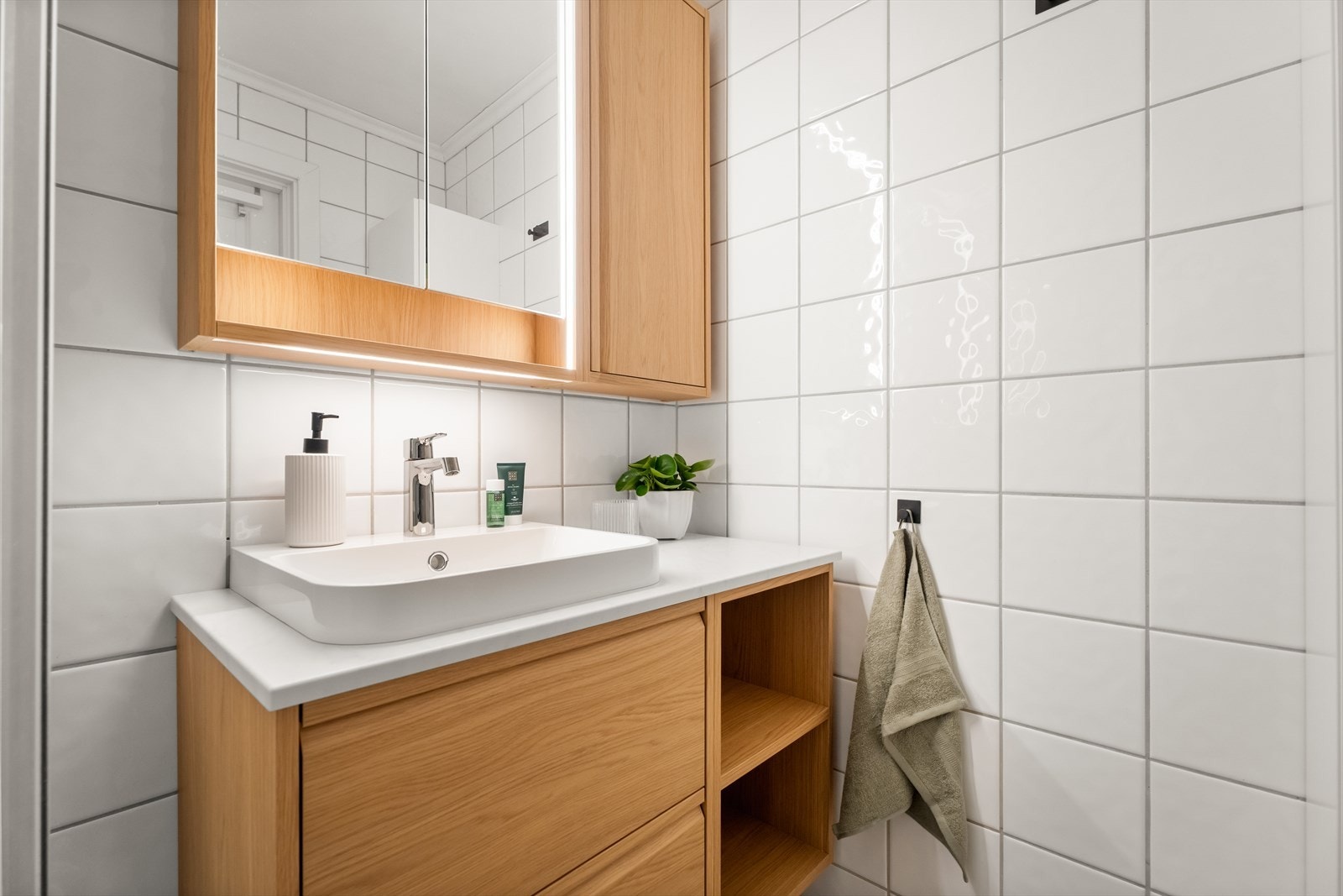 Badet har en ukjent alder med servantinnredning byttet i 2025. Galleribilde