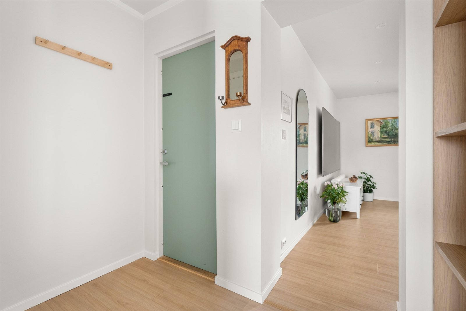 Det er montert knaggrekker og oppbevaringsløsninger i gangen. Galleribilde