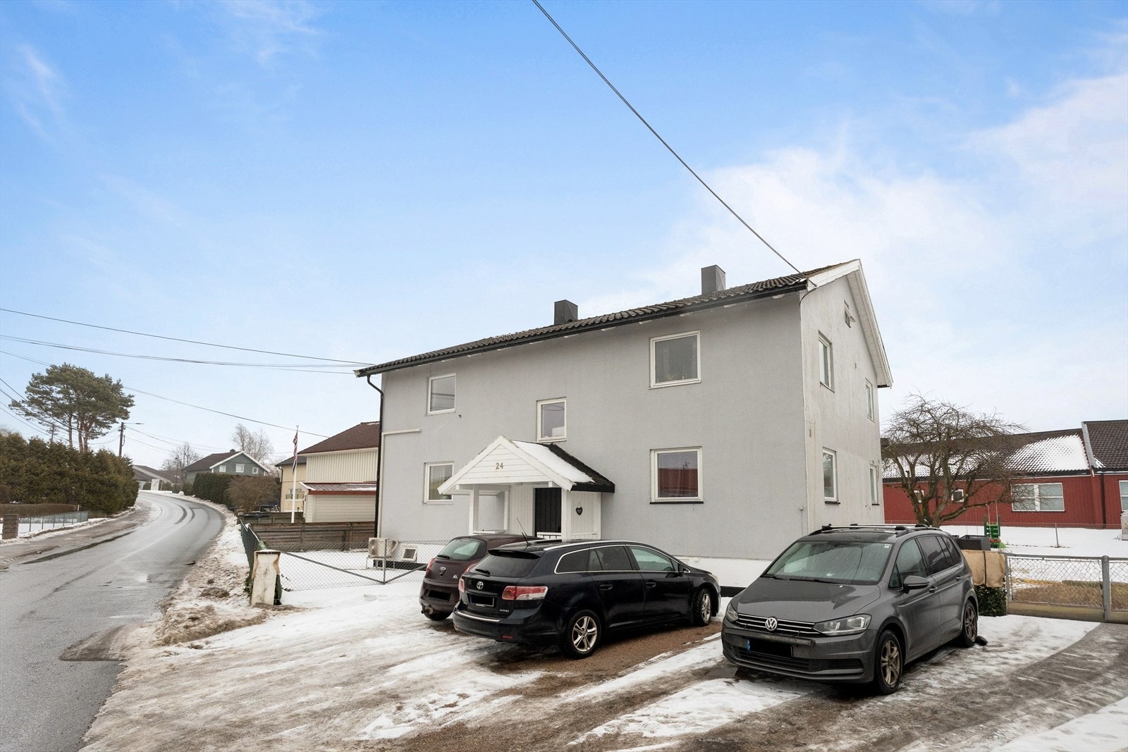 Parkering på gårdsplassen med elbillader. Galleribilde