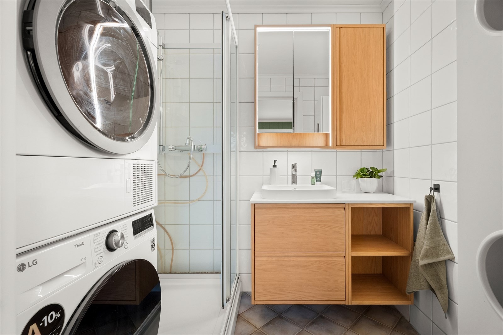 Rommet har malte plater i taket og fliser på vegger og gulv, med elektriske varmekabler i gulvet. Galleribilde