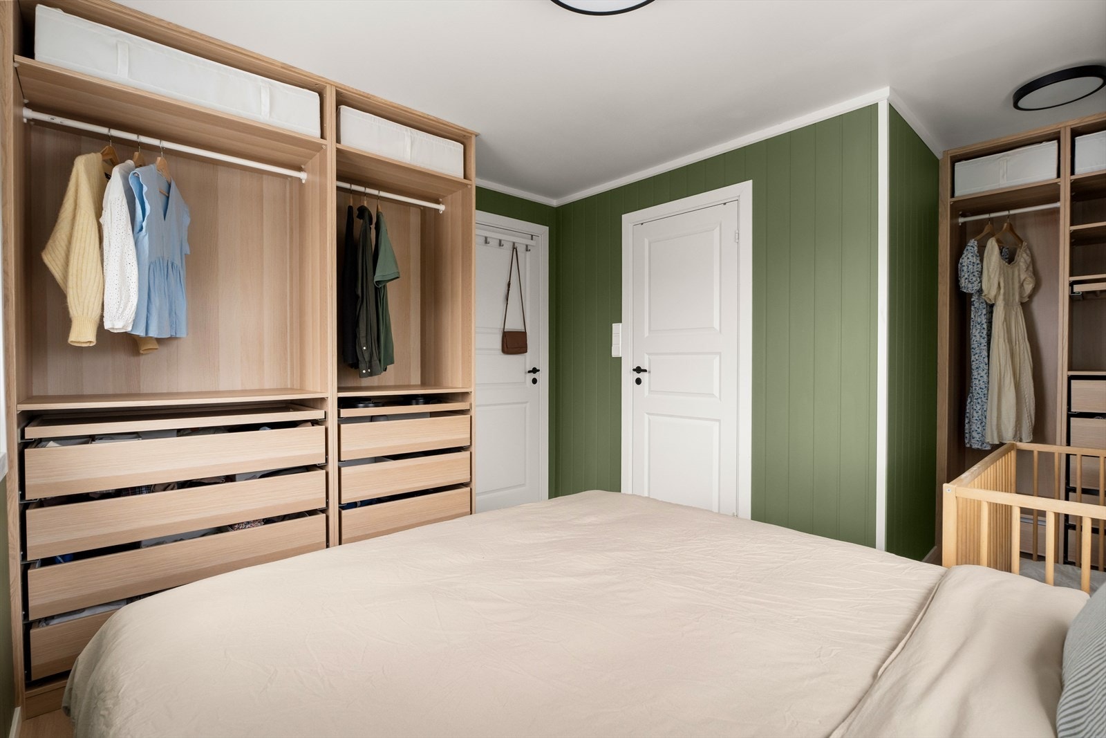 Hovedsoverommet har god plass til garderobeløsning som går helt opp til taket. Galleribilde