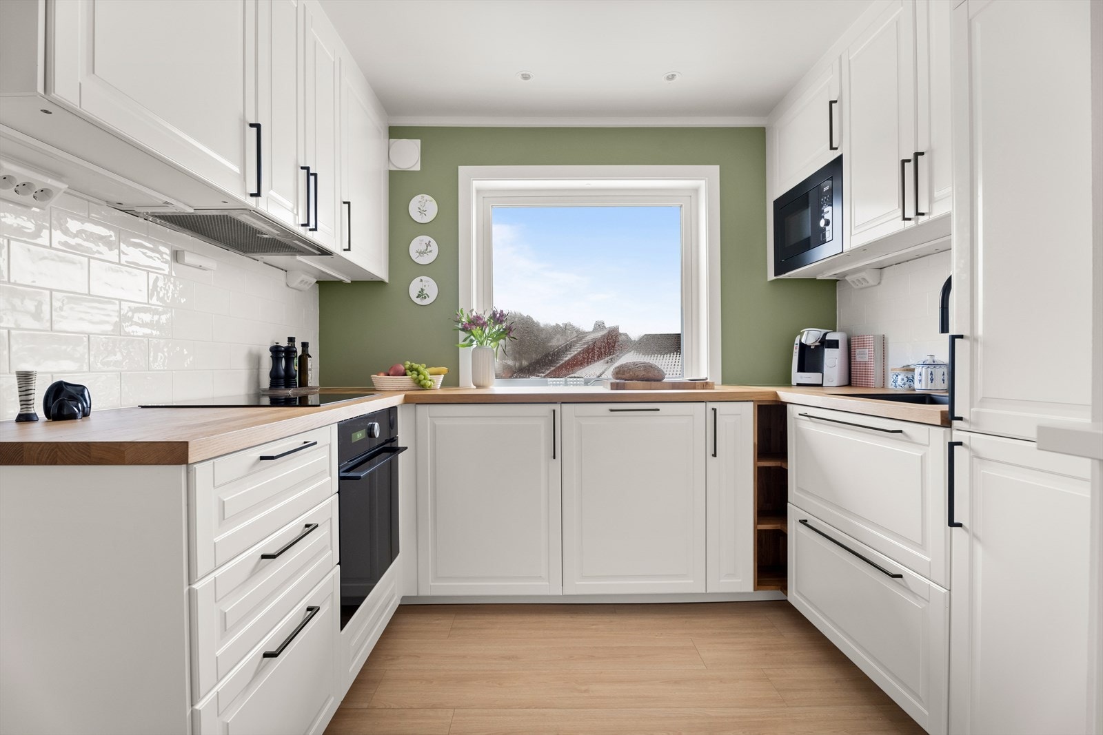 Av hvitevarer finnes kjøl/fryseskap, micro, oppvaskmaskin, komfyr og induksjonstopp. Galleribilde