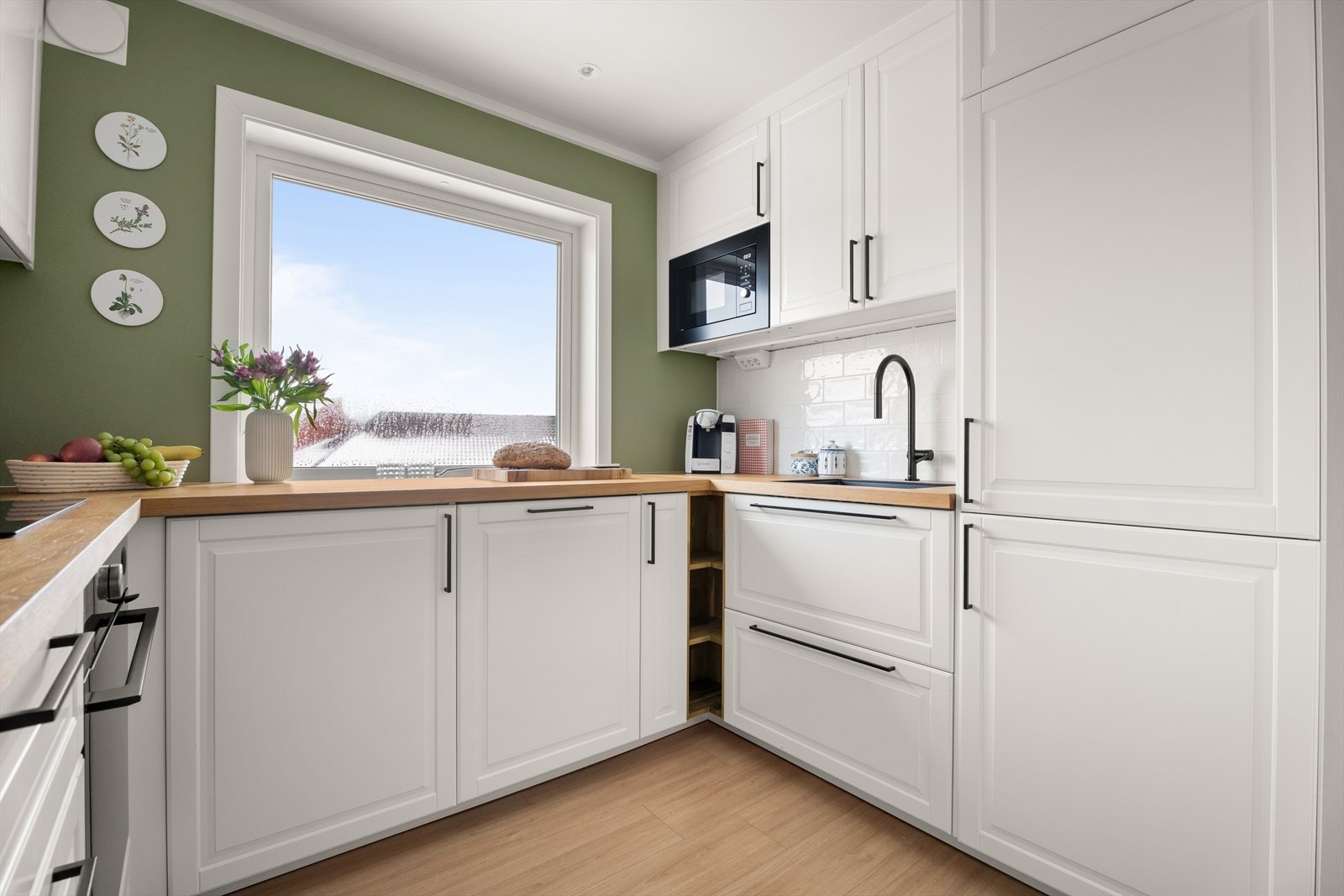 Det er fliser mellom benk og overskap, og innredningen er ellers utstyrt med komfyrvakt og elektronisk waterstop-funksjon. Galleribilde