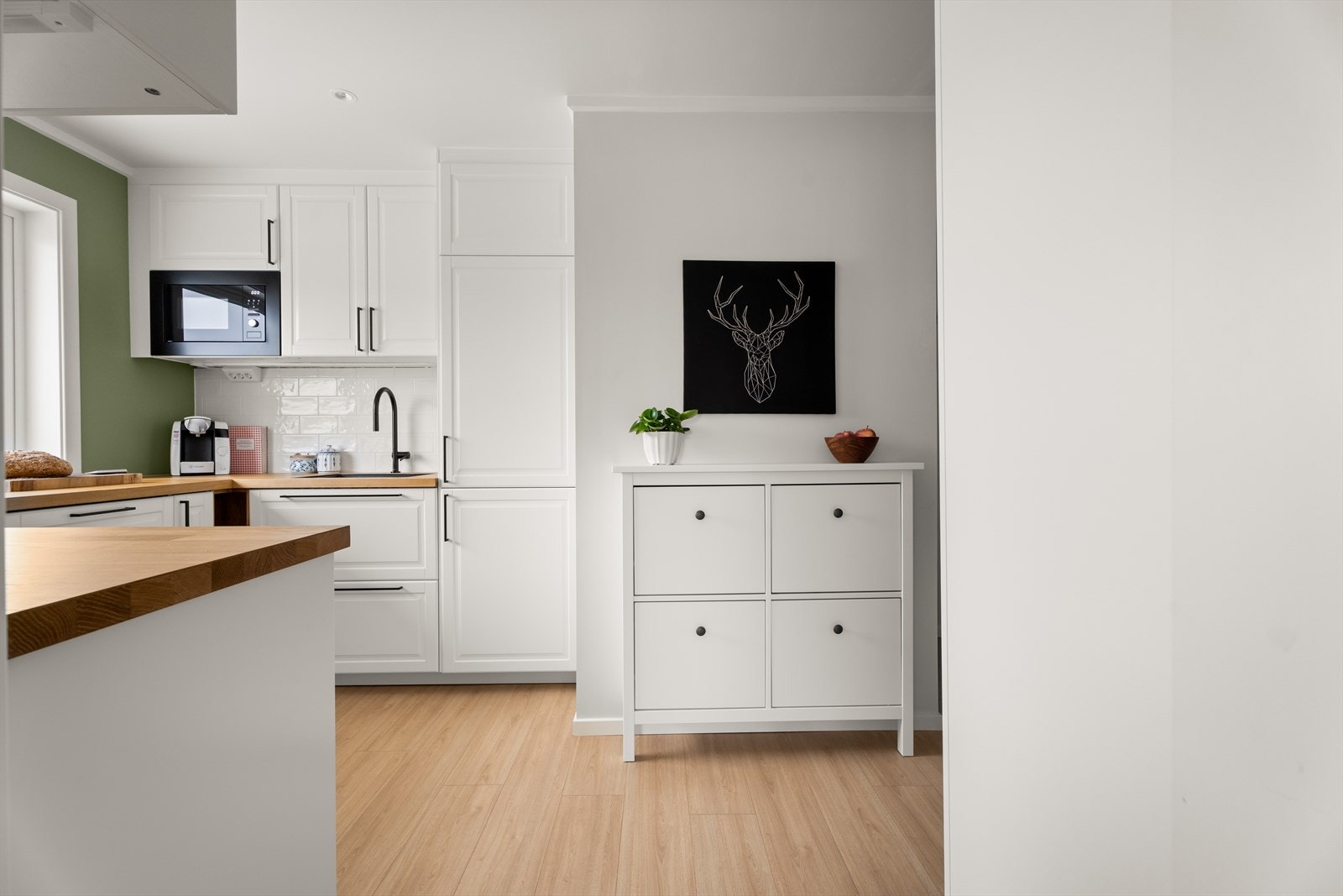 Leilgheten her adkomst fra felles inngangsparti og trapp opp til etasjeplan. Galleribilde