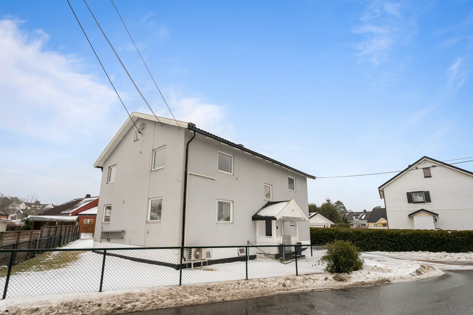 Tomten er flat og opparbeidet med gressplen, gjerde, gruset gårdsplass og felles bod. Galleribilde