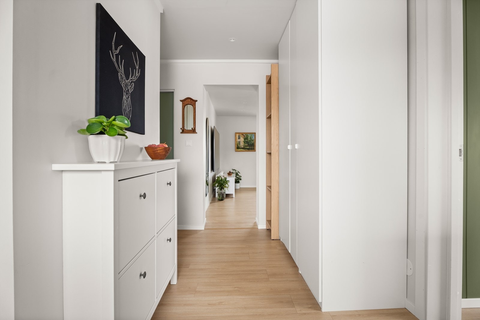 Leiligheten fremstår lys og moderne med en innbydende atmosfære som gjør det enkelt å trives. Galleribilde