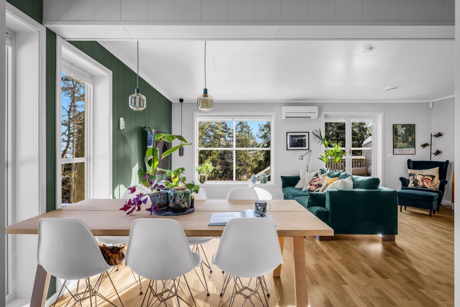 Stuen er smart inndelt i flere soner, samtidig sammensveiset i en stor sosial atmosfære. Galleribilde