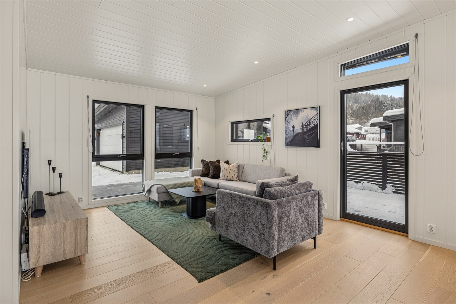 Direkte utgang til terrassen på ca. 32 m2 som fungerer som en naturlig forlengelse av stue- og kjøkkenområdet. Galleribilde