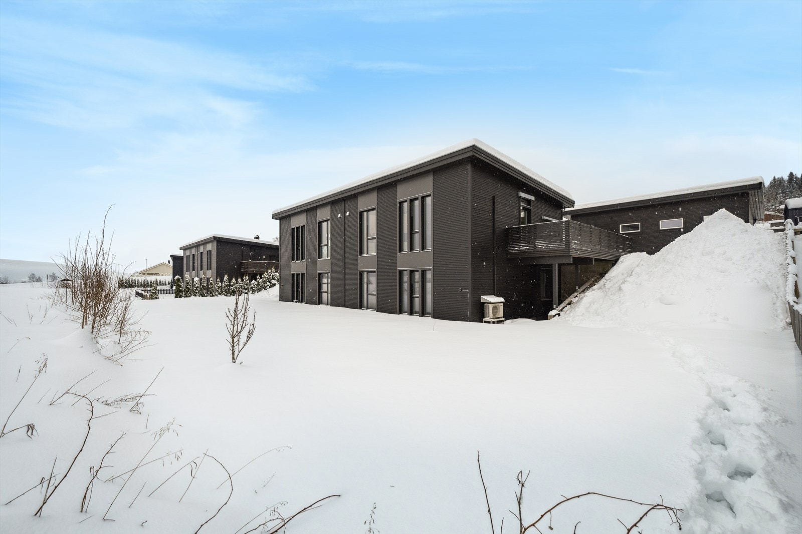 Terrassen er vinkelformet og gir gode og varierte solforhold gjennom dagen i sommerhalvåret. Galleribilde