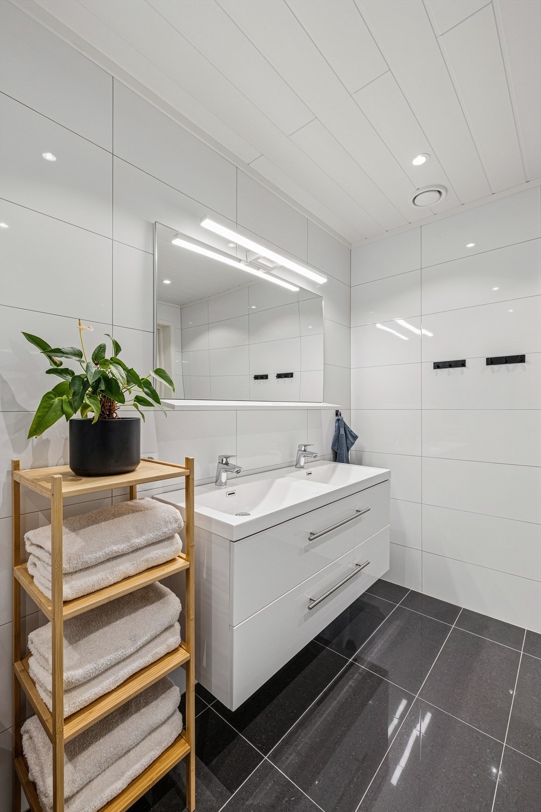 Badet ligger i boligens U. etasje, godt plassert iht. boligens soverom. Galleribilde