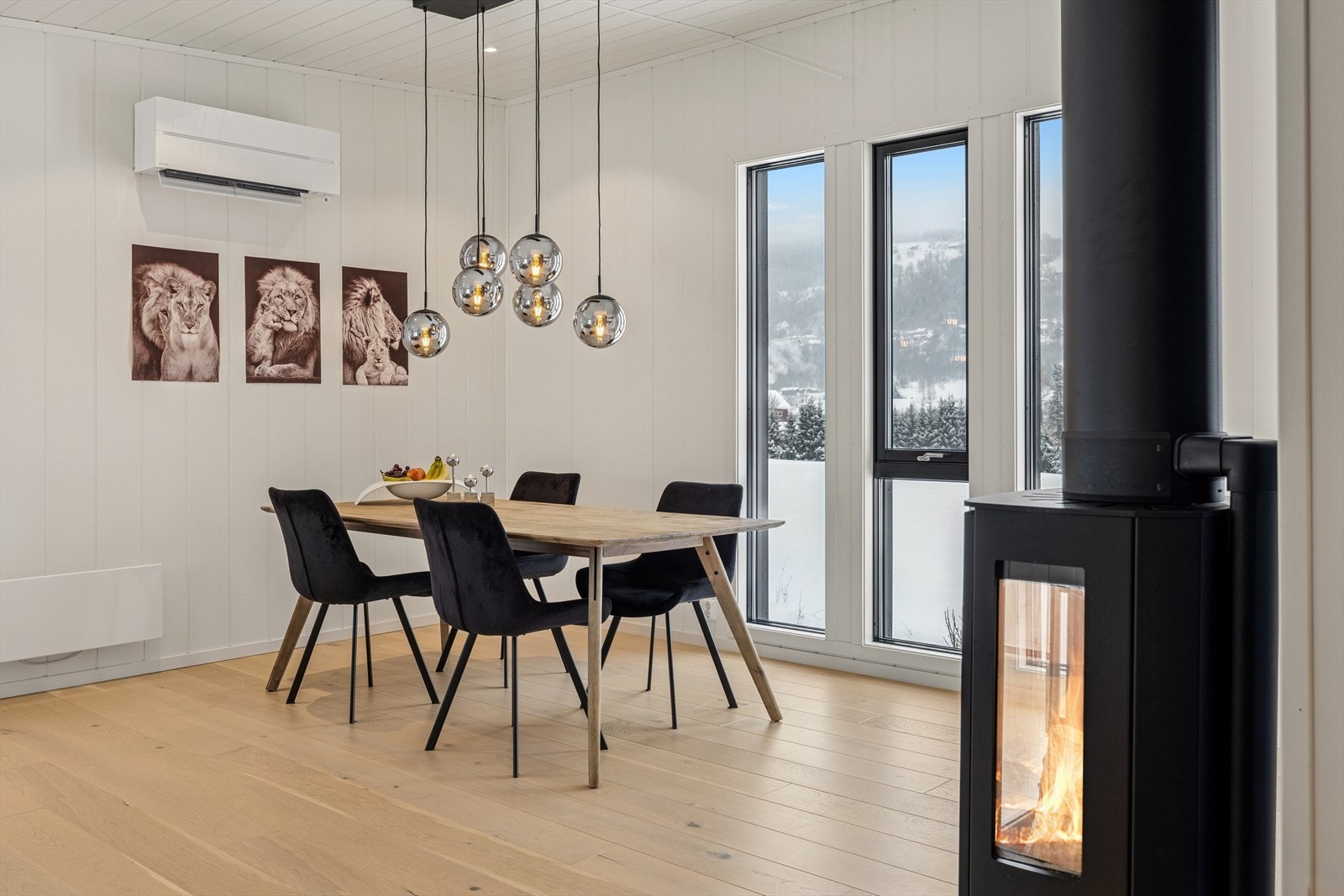 Boligen er oppvarmet med panelovner, gulvvarme, luft til luft varmepumpe og ildsted. Gulvvarme er installert på bad og toalettrom. Galleribilde