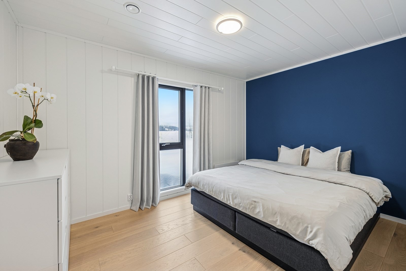 Boligen har tre pene og lyse soverom. Hovedsoverom med vegg malt i kontrastfarge. Galleribilde