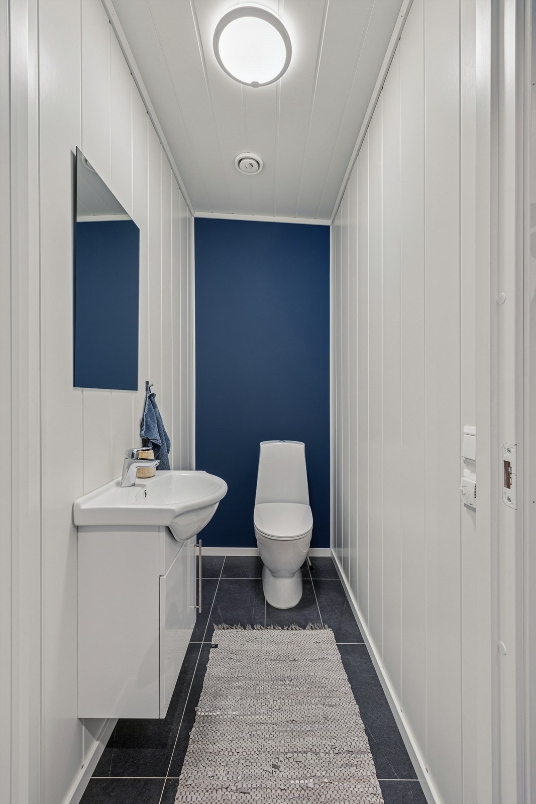 Oppe i 1. etasje finner du også et praktisk toalettrom. Galleribilde