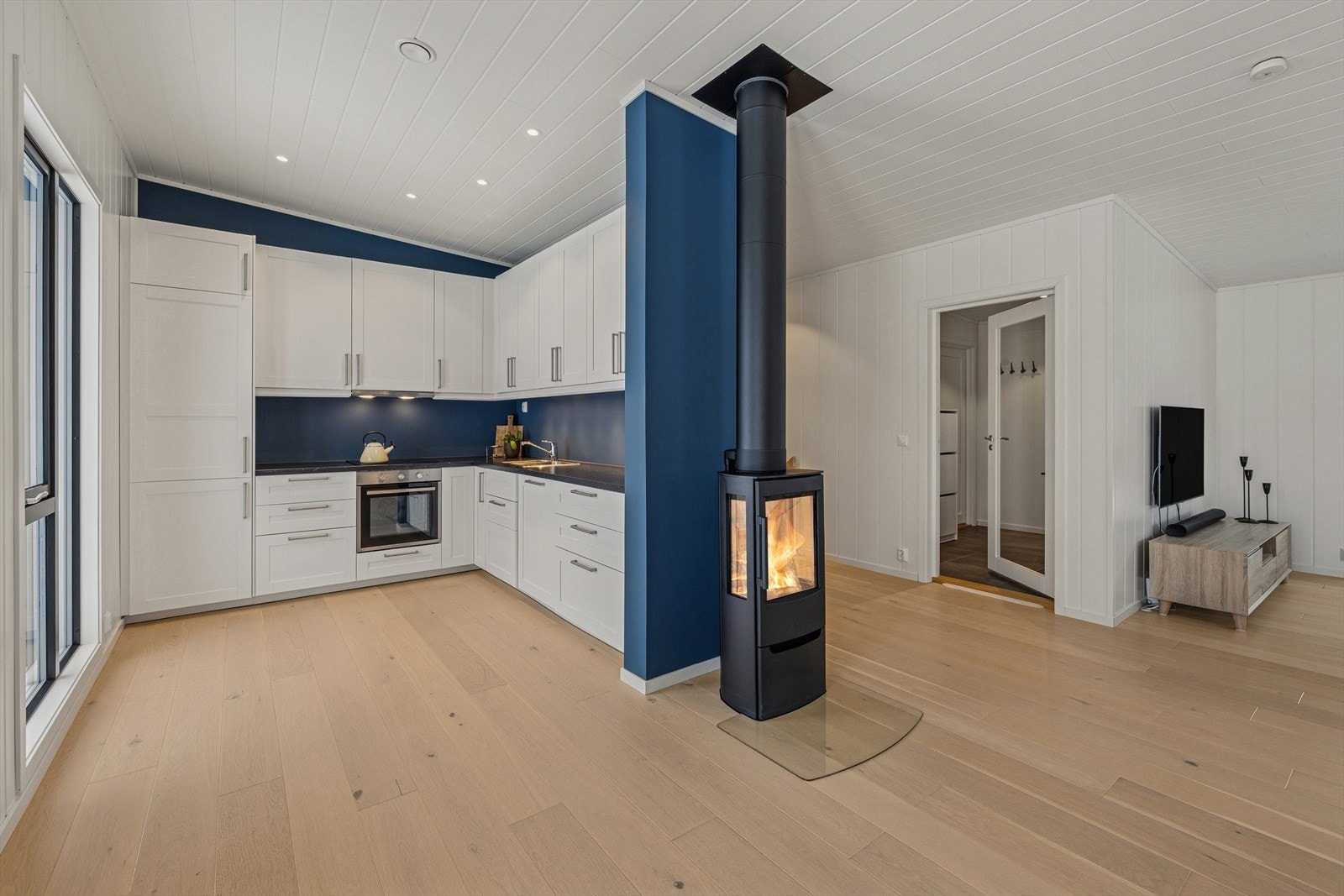 Kjøkkenet ligger i åpen løsning mot stuen og er utstyrt med en innredning Type: Sävedal fra Ikea med laminerte skrog, profilerte fronter og en laminert benkeplate med nedfelt kjøkkenkum. Galleribilde