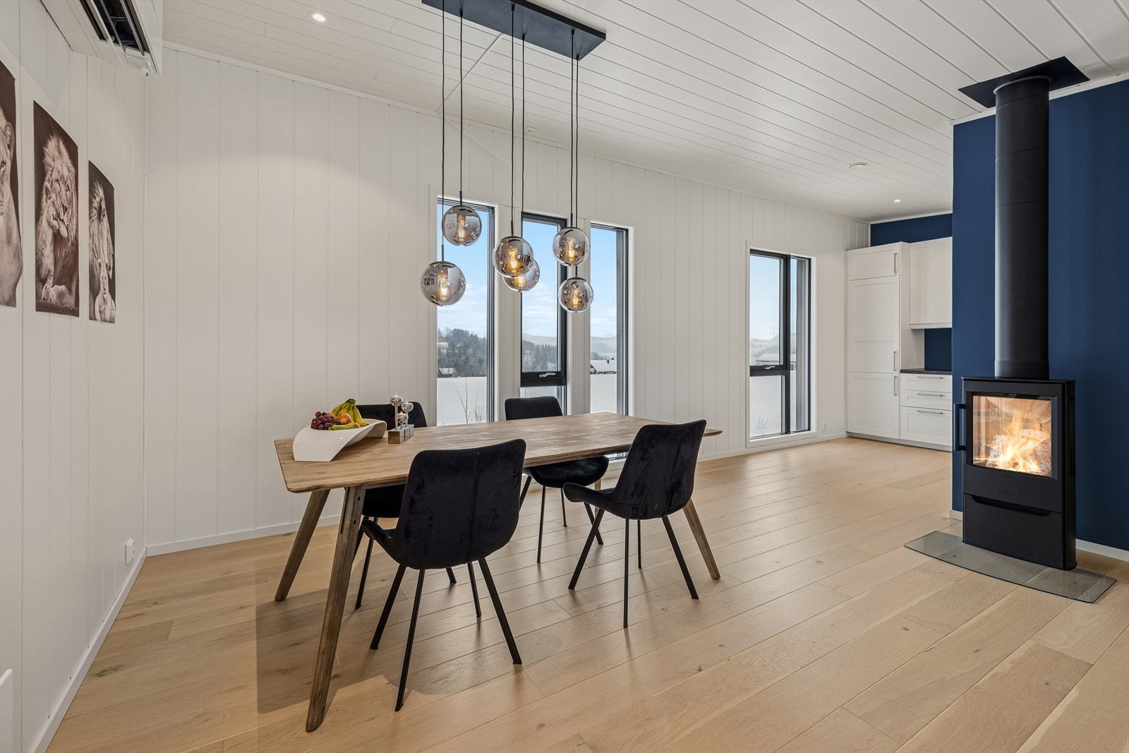 Oppholdsrommet har flere vindusflater som slipper inn rikelig med dagslys og skaper en åpen og luftig atmosfære. Galleribilde