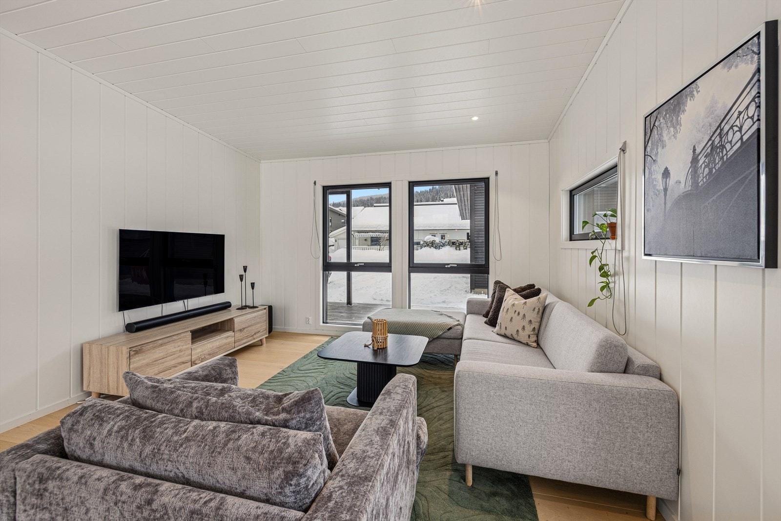 Oppholdsrommet passer like godt til hverdagens rutiner som til hyggelige kvelder med familie og venner. Galleribilde