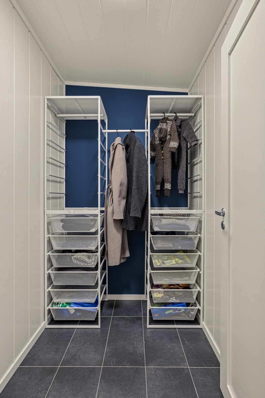 Garderobe i 1. etasje. Galleribilde