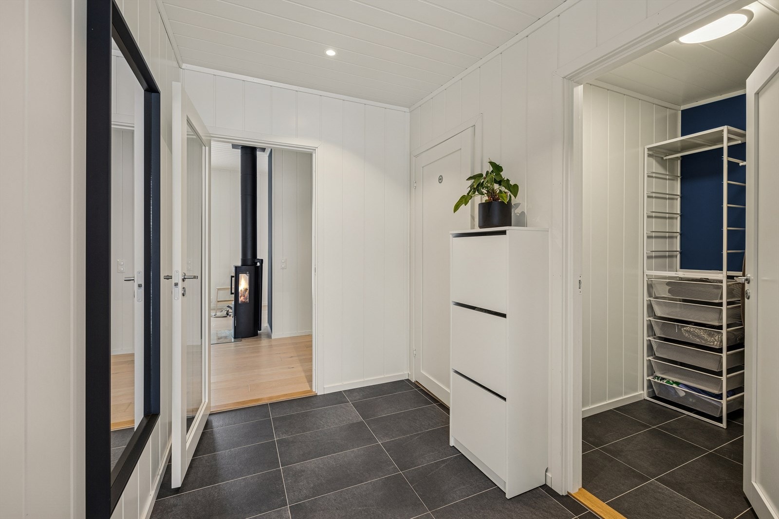 I tilknytning til entréen finnes det eget garderoberom, i tillegg til oppbevaringsmulighet i utvendig sportsbod v/inngang. Galleribilde