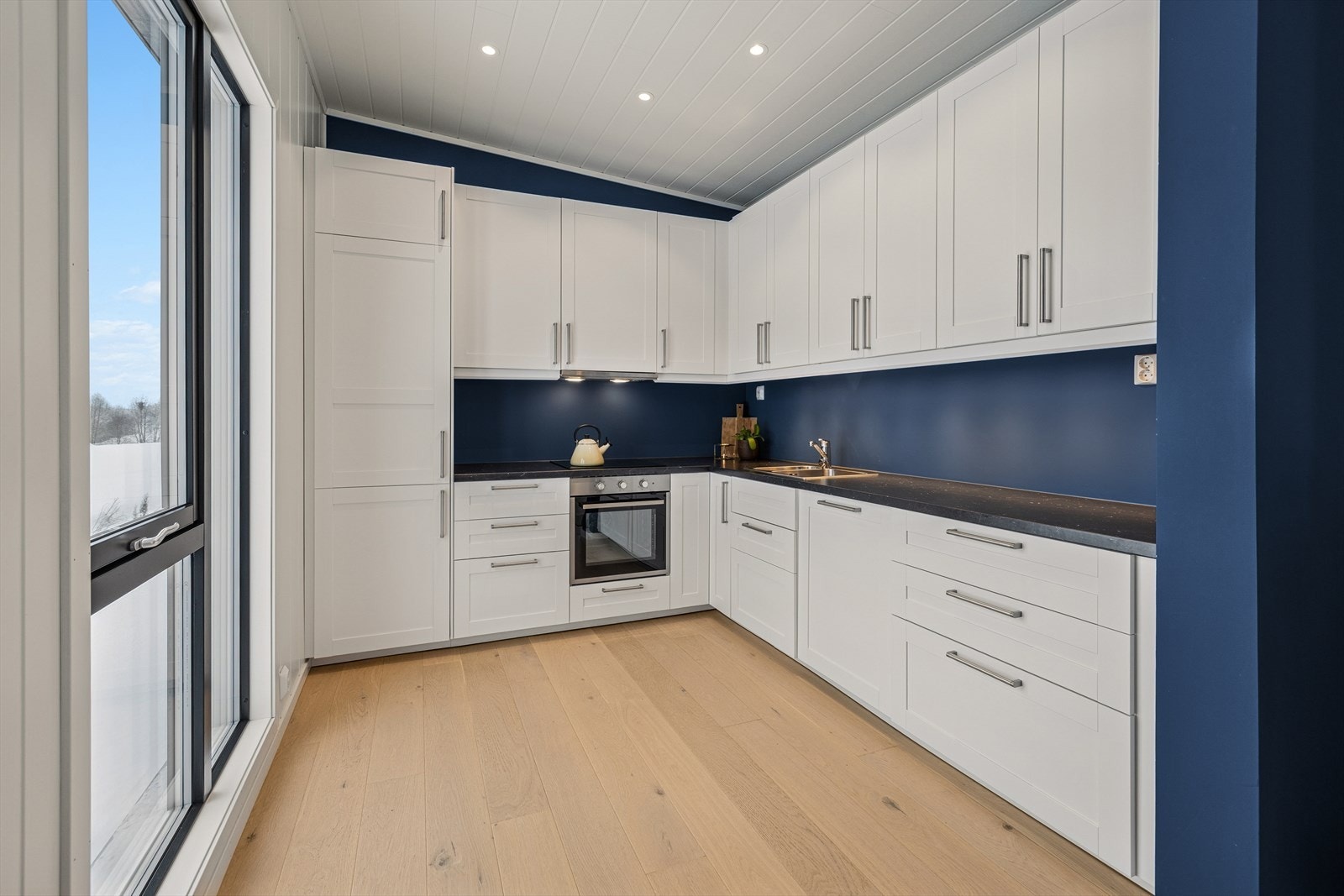 Vinkelformet løsning som bidrar til god arbeidsflyt for både store og små kokker. Galleribilde