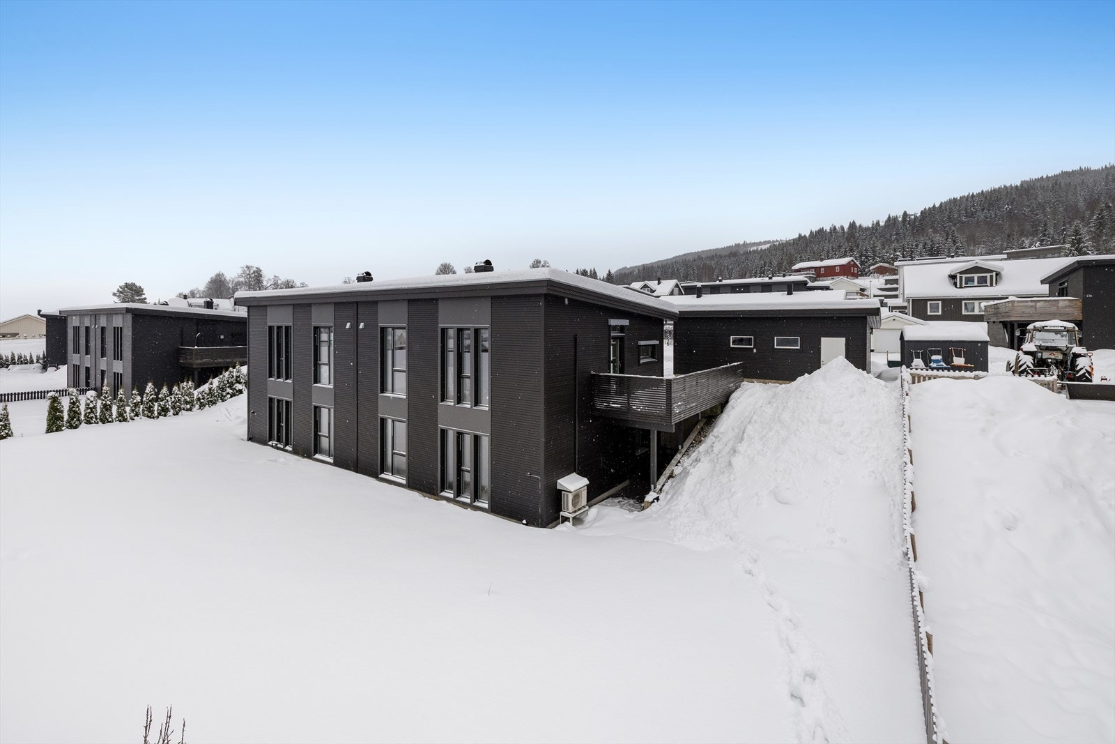 DNB Eiendom v/Elin M. Tofthagen ønsker velkommen til Jevnevegen 5B - en lekker halvpart av tomannsbolig fra 2019 med fine utsiktsforhold og fin beliggenhet i boligfeltet! Galleribilde