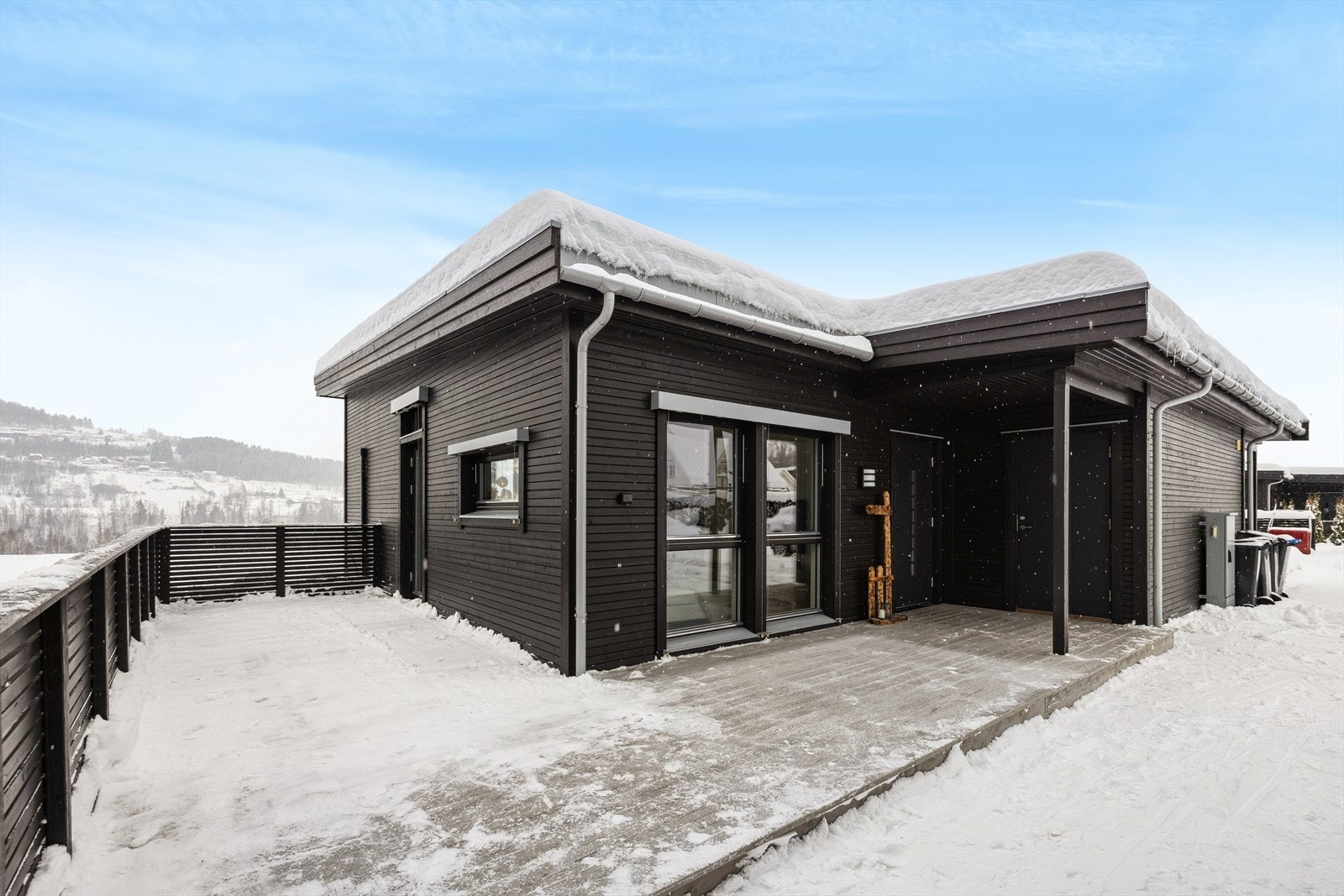 Det er montert utvendige persienner som dekker hele vindusflatene, slik at både solforhold og innsyn enkelt kan reguleres etter ønske. Utelys ved hver terrasse, samt utelys ved hver inngang, styres av tidsur automatisk. Galleribilde