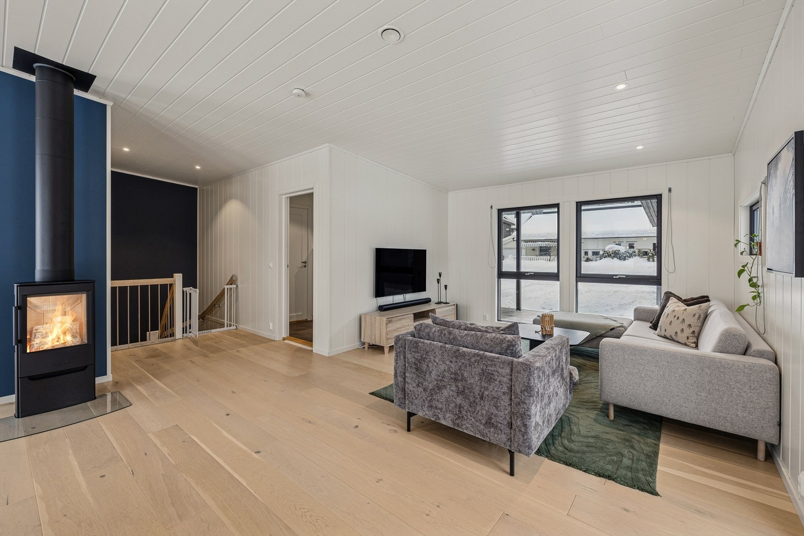 Stuen fremstår som et lyst og behagelig oppholdsrom med en naturlig varme som gjør det enkelt å trives. Galleribilde