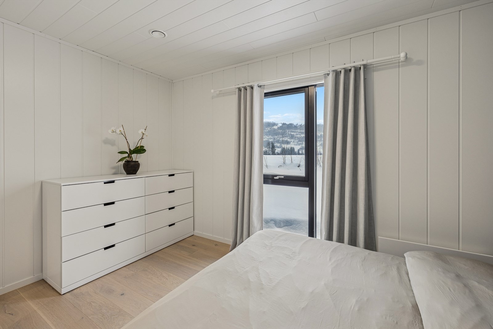 Hovedsoverommet fremstår som romslig og innbydende med god plass til dobbeltseng, nattbord og garderobeløsning. Galleribilde