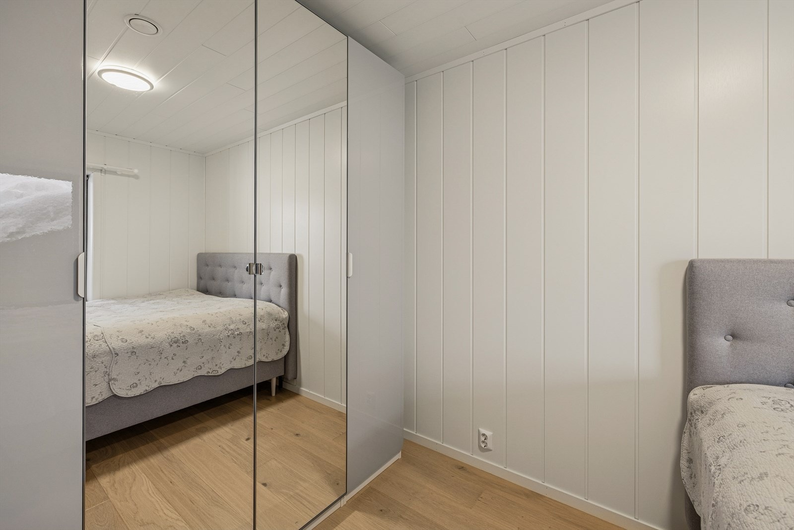 Boligens soverom har eik 1-stavs parkett på gulv og panelplater på vegger, noe som er gjennomgående for samtlige tørre rom i boligen. Galleribilde