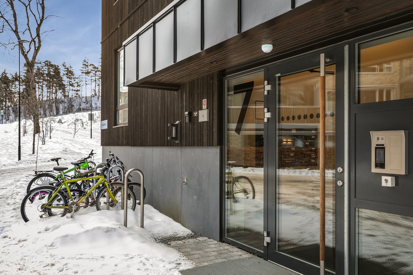 Inngangspartiet er overbygget og har moderne calling-anlegg. Galleribilde