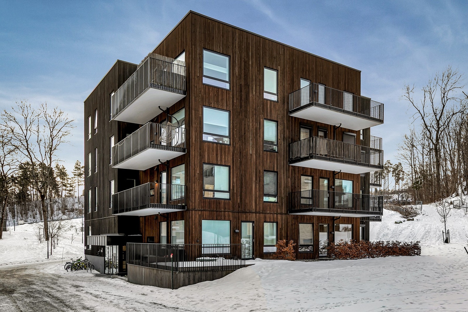 Bygget ligger fredelig til helt i ytterkant av boligområdet med skogen som nærmeste nabo. Galleribilde