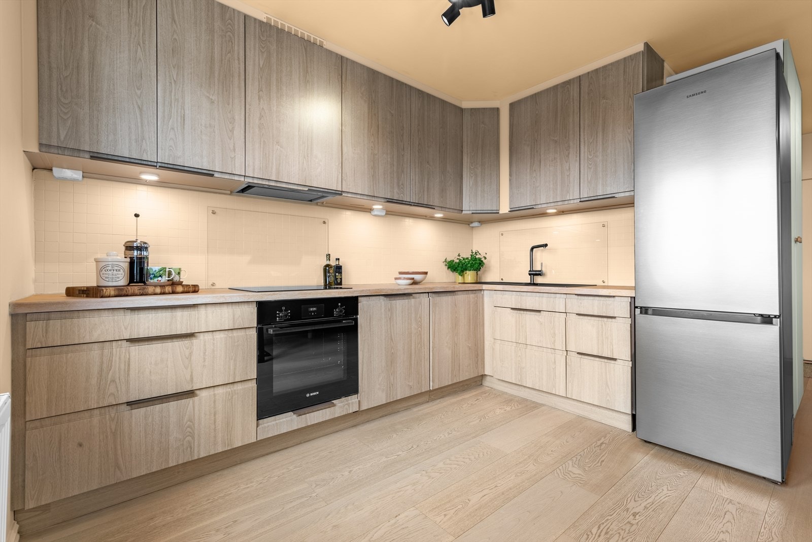 Kjøkkenet byr på integrerte hvitevarer som platetopp, stekeovn og oppvaskmaskin. Galleribilde