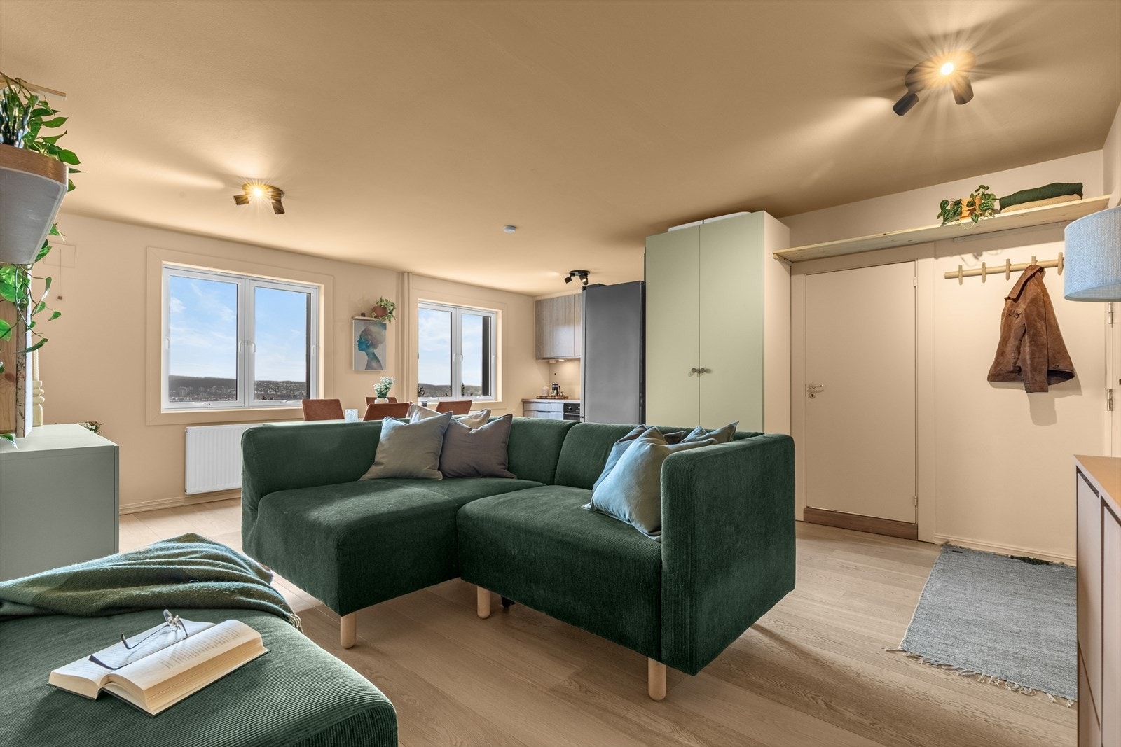 Velkommen inn til en lys og romslig stue - boligens naturlige samlingspunkt. Galleribilde