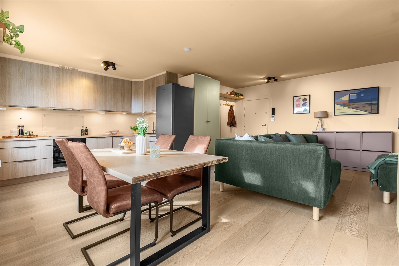 Stuen oppleves som lys og behagelig, og har en åpen løsning mot kjøkkenet. Galleribilde