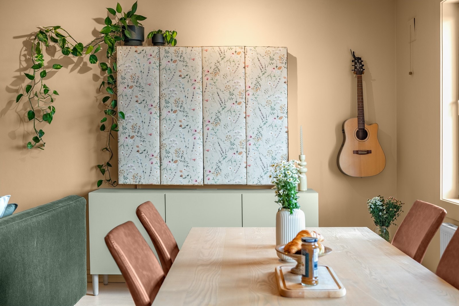 Lun og innbydende spiseplass med gjennomført fargevalg og fine detaljer. Galleribilde