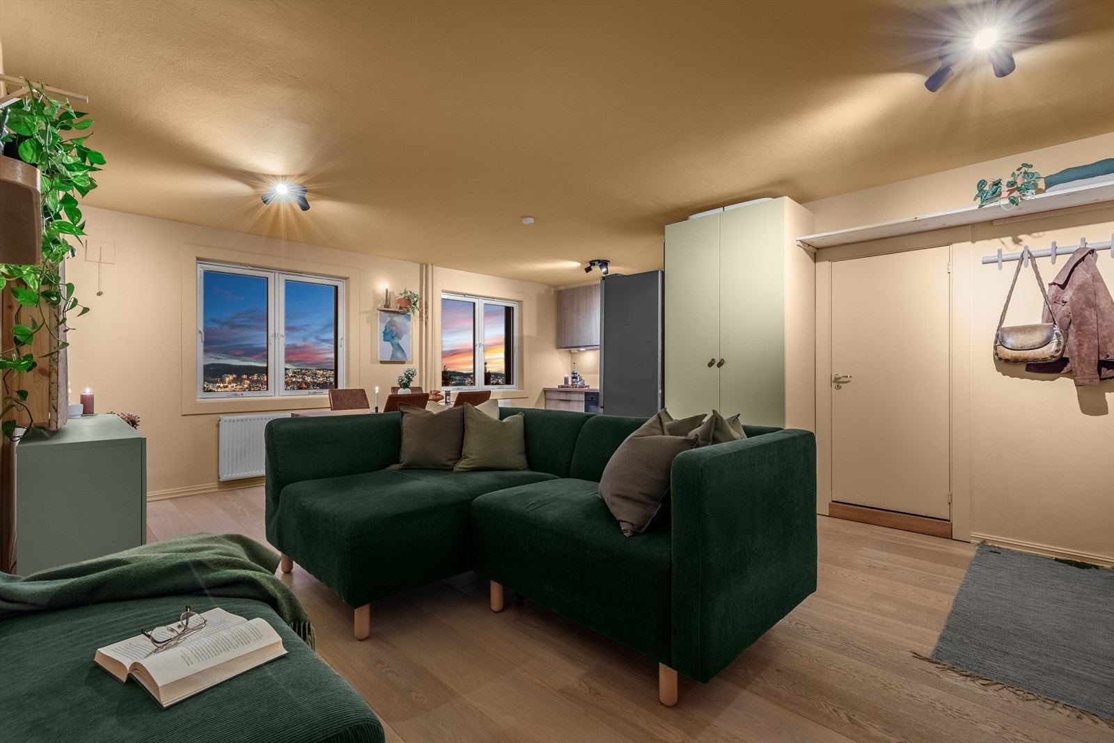 Spisebordet og sofagruppen deler rommet naturlig inn i to soner og gir følelsen av to separate rom. Galleribilde