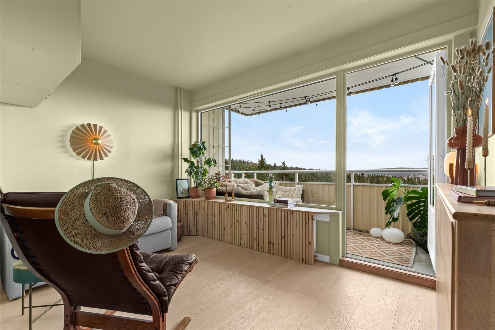 Fra dette rommet har du direkte tilgang til balkongen, noe som gjør det enkelt å ta et steg ut i frisk luft. Galleribilde