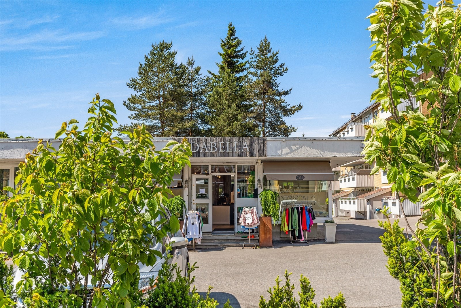 Da Bella er en hyggelig, lokal klesbutikk i nærområdet, kjent for god service og et fint utvalg av klær til både hverdag og litt finere anledninger. Mange i nabolaget handler her fast, og butikken bidrar til et levende og trivelig lokalmiljø Galleribilde